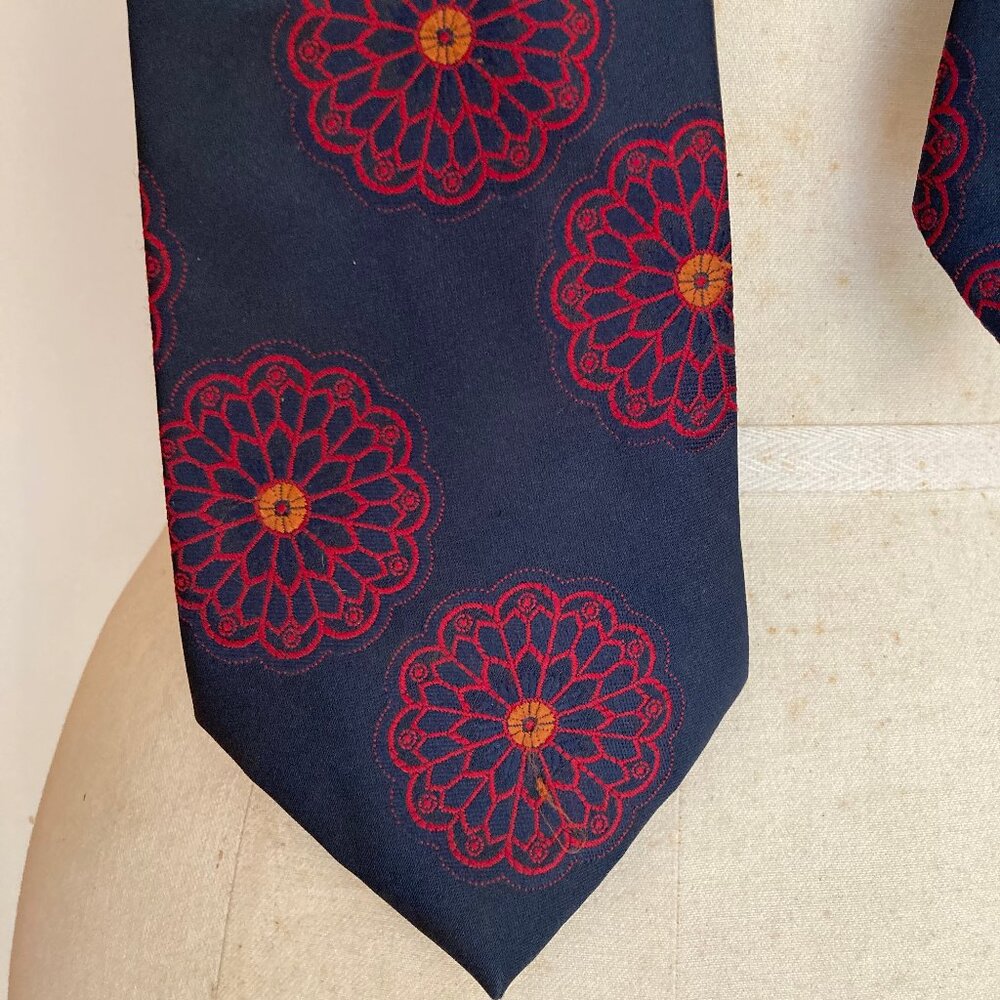 Wemlon by Wembley Embossed Flower Neck Tie - Picture 2 of 6